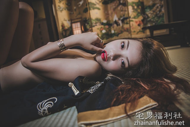 古典美女的蕾丝诱惑！「双手遮胸」太喷火，美乳包不住啊！ - 第3张