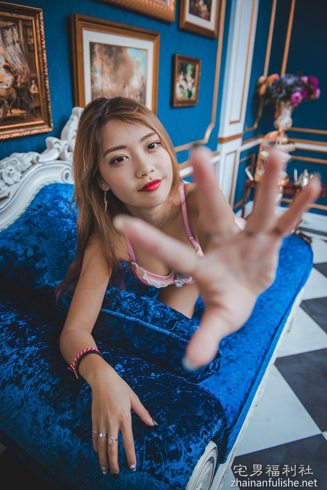 古典美女的蕾丝诱惑！「双手遮胸」太喷火，美乳包不住啊！ - 第17张