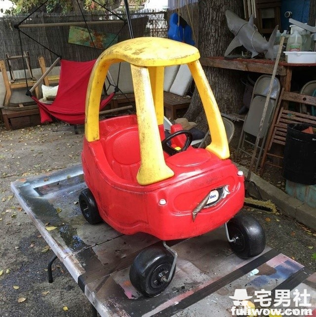 图片[2]-牛叉老爸把娃娃车改造成《疯狂麦斯》里的超威铠甲车！-集忧台