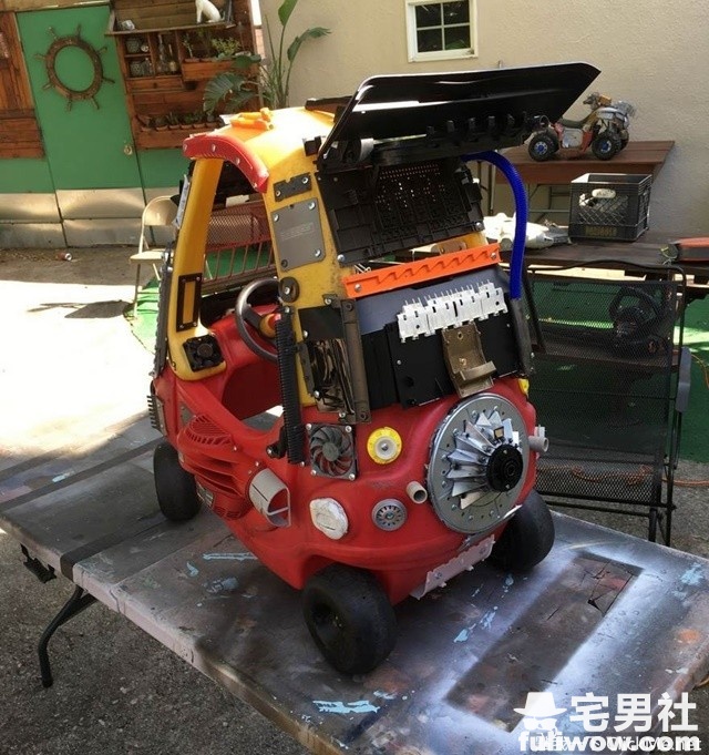 图片[3]-牛叉老爸把娃娃车改造成《疯狂麦斯》里的超威铠甲车！-集忧台