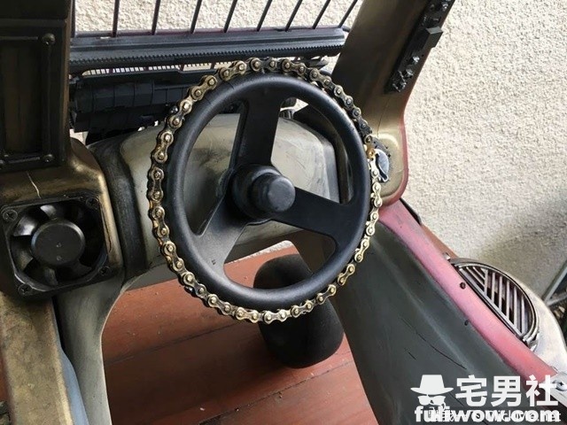 图片[5]-牛叉老爸把娃娃车改造成《疯狂麦斯》里的超威铠甲车！-集忧台