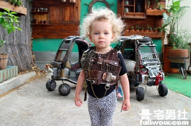 图片[6]-牛叉老爸把娃娃车改造成《疯狂麦斯》里的超威铠甲车！-集忧台