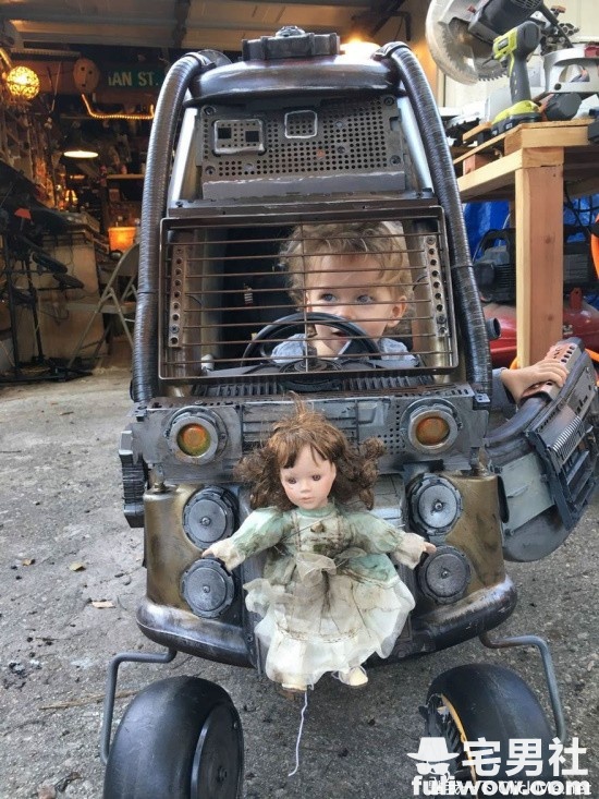 图片[10]-牛叉老爸把娃娃车改造成《疯狂麦斯》里的超威铠甲车！-集忧台