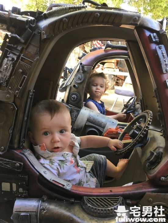 图片[11]-牛叉老爸把娃娃车改造成《疯狂麦斯》里的超威铠甲车！-集忧台