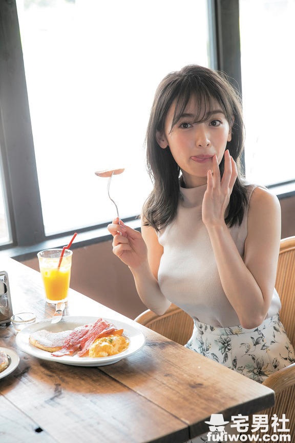 水着上阵！日本知性美女泉里香再解放 - 第4张