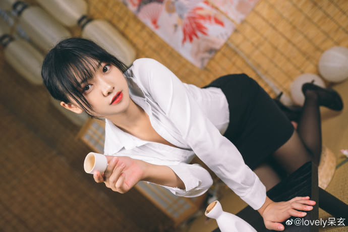 知名cosplay博主@lovely呆玄 看着真让人馋-集忧台