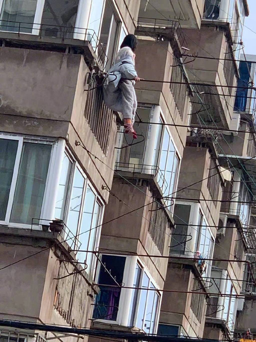 别人阳台晒衣服，浙江小区阳台晒**娃