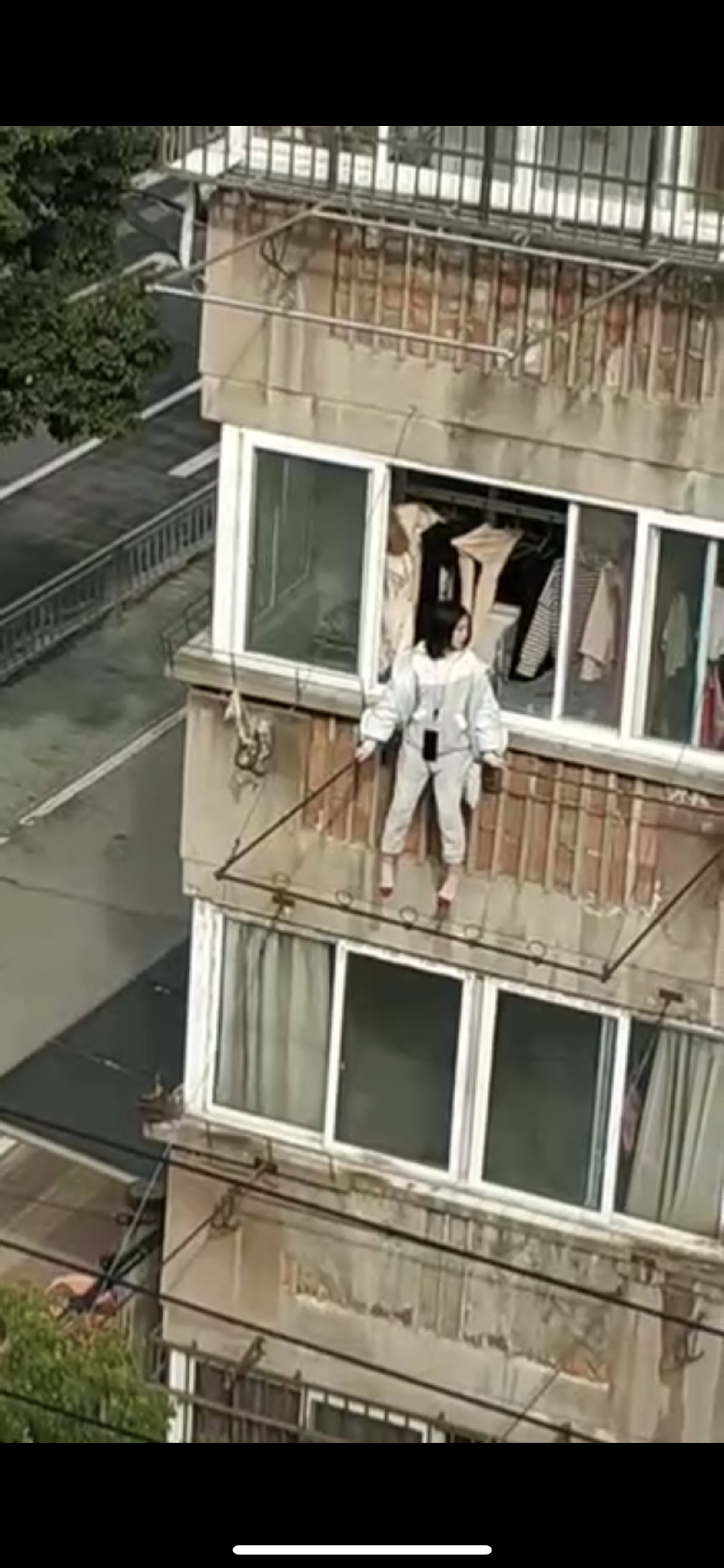 别人阳台晒衣服，浙江小区阳台晒**娃