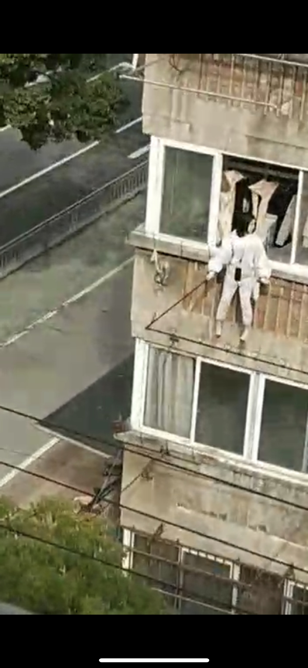 别人阳台晒衣服，浙江小区阳台晒**娃