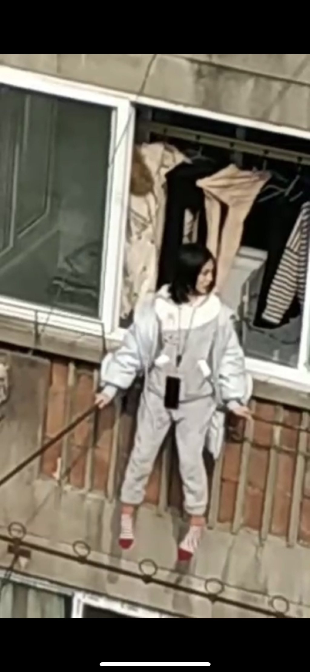 别人阳台晒衣服，浙江小区阳台晒**娃