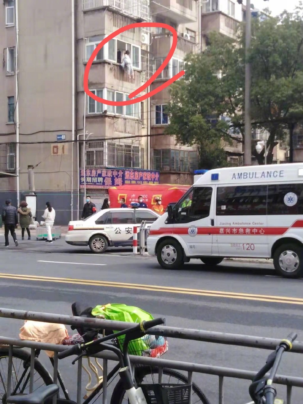 别人阳台晒衣服，浙江小区阳台晒**娃