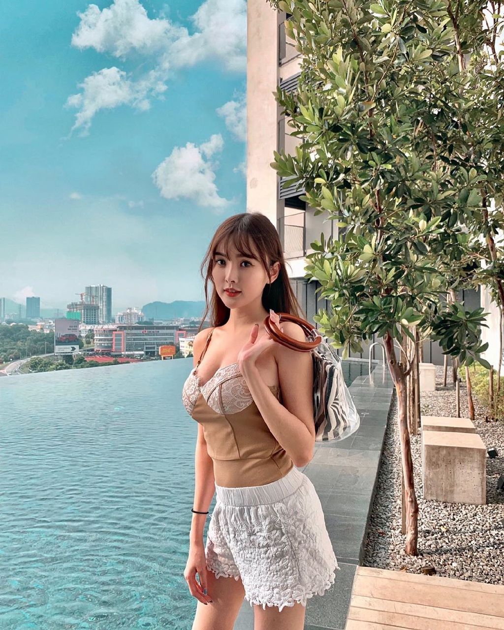 她真很像三上悠亚，包括身材-集忧台