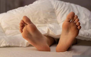 为什么有人睡觉喜欢把脚伸出被子?-集忧台