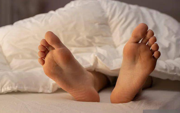 为什么有人睡觉喜欢把脚伸出被子？-集忧台