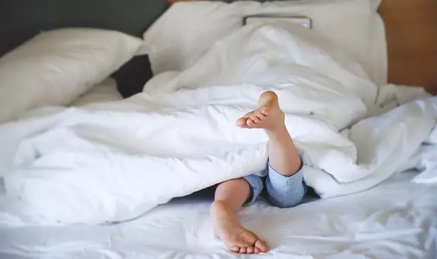 图片[2]-为什么有人睡觉喜欢把脚伸出被子？-集忧台