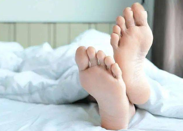 图片[3]-为什么有人睡觉喜欢把脚伸出被子？-集忧台